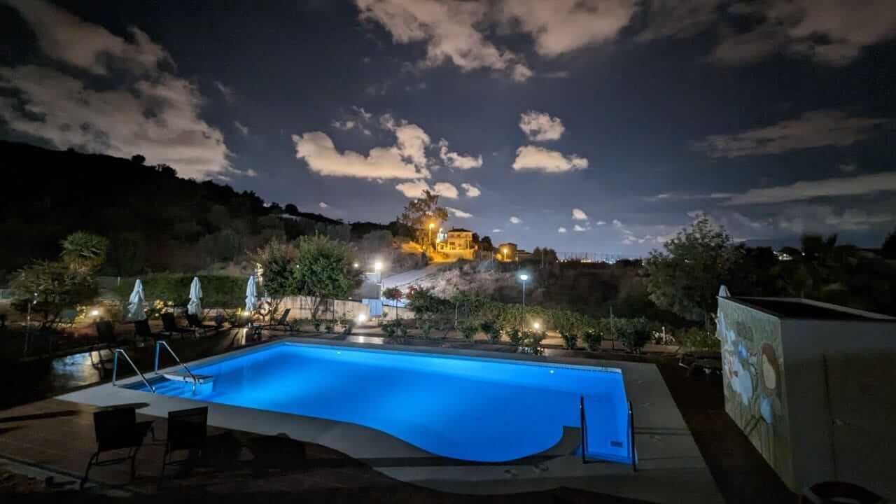 Una preciosa noche desde la piscina