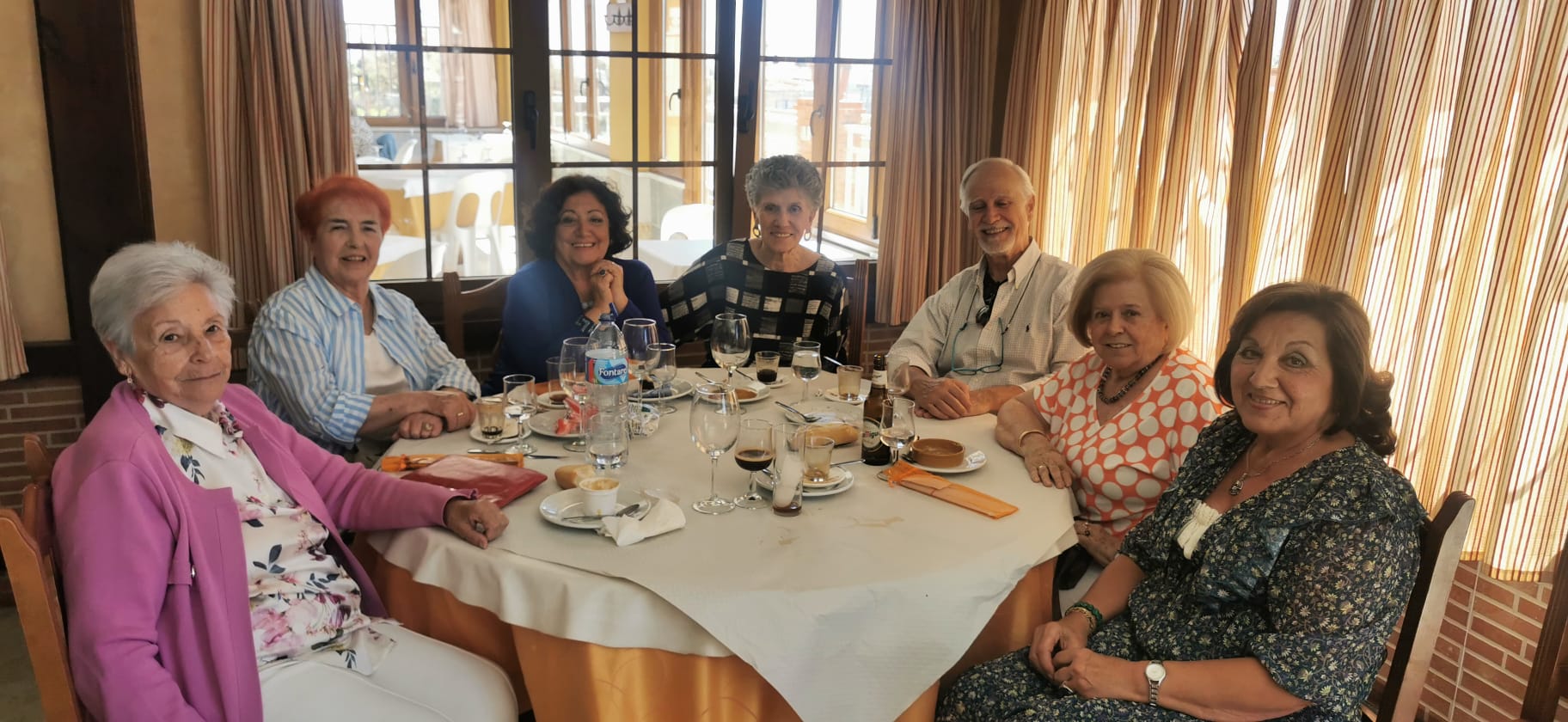 Profesora y alumnos del Taller de Pintura con Arenas celebran su comida trimestral